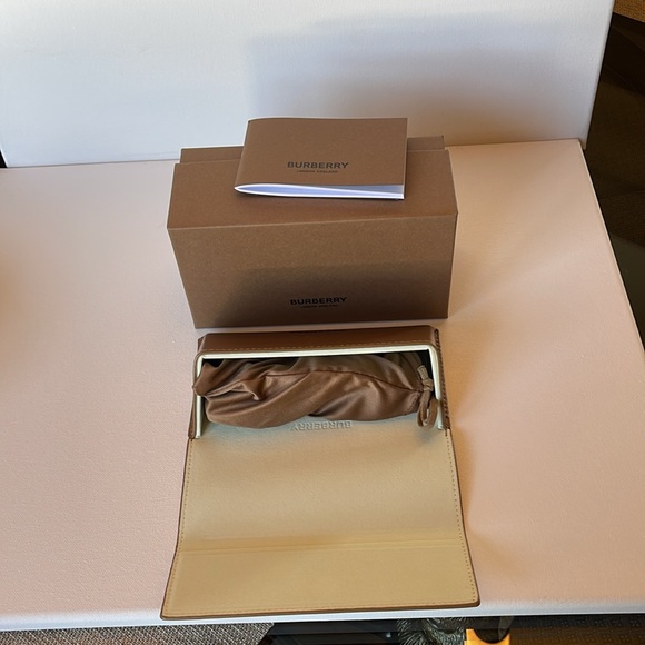 NIB BURBERRY SUNGLASSES 47-25-140 MADE IN ITALY - Picture 17 of 17